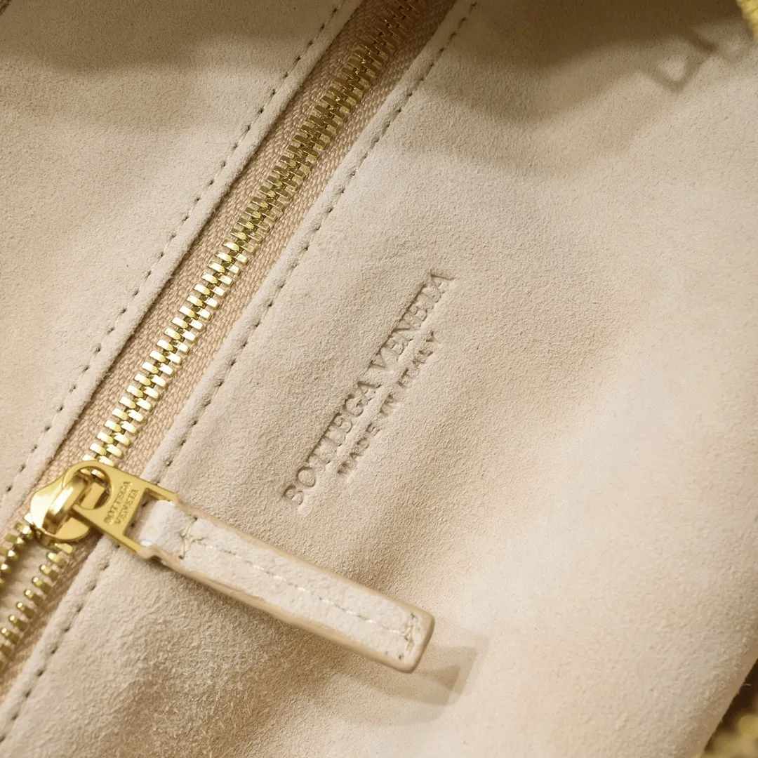 Batch 1460 JODIE Sheep Suede Medium size comes out of Huo~ It is much more practical than small size. The shape is still fashionable and good-looking. Made of classic Yangjin weaving. The iconic weaving has always been the most proud design of BV. The soft shape is super suitable for concave shape~ Not only the size has been changed, the quality details are also more refined. The version is more round and Q. The medium size has more styles. It is not only practical and can hold everything, but also can carry Jodie's fashionable concave shape. It’s really both practical and fashionable. It’s awesome! Size: 36x21x13, model: 6697# frosted leather